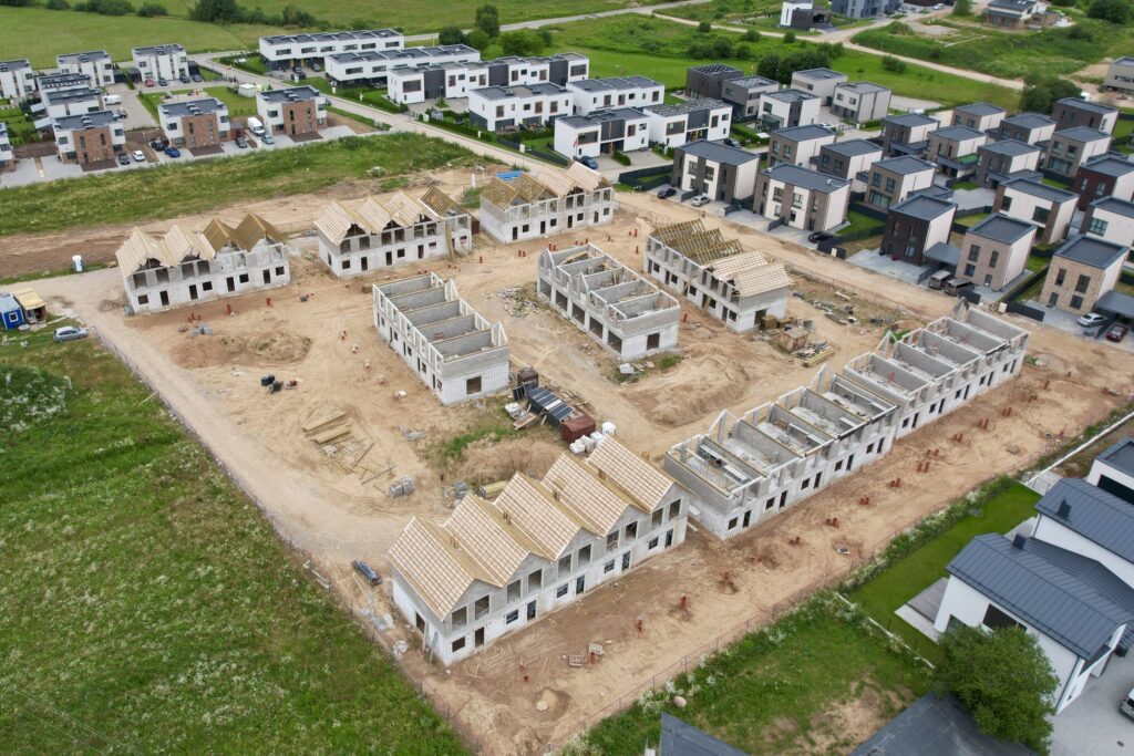 Sveiki! Kalnėnuose (Lyvių g. 53) - Sublokuoti namai - statybų nuotraukos