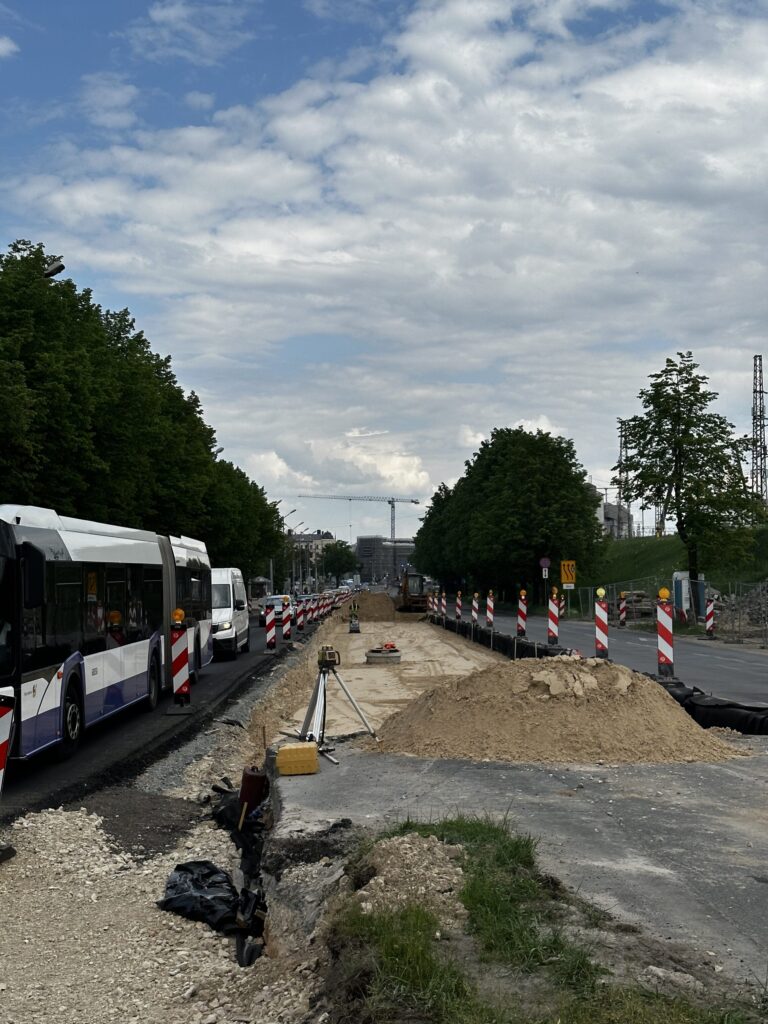 Ģenerāļa Radziņa krastmalas, 13. janvāra ielas un 11. novembra krastmalas krustojuma pārbūve (Ģenerāļa Radziņa krastmala, 13. janvāra iela, 11. novembra krastmala) - Kelias - statybų nuotraukos