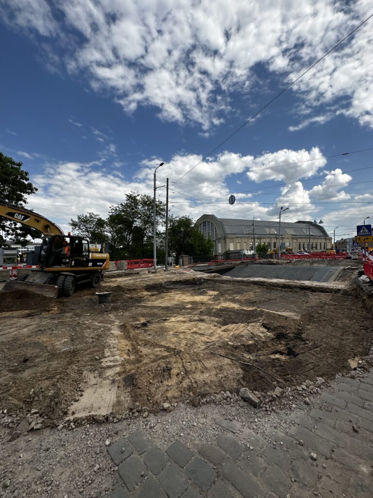 Ģenerāļa Radziņa krastmalas, 13. janvāra ielas un 11. novembra krastmalas krustojuma pārbūve (Ģenerāļa Radziņa krastmala, 13. janvāra iela, 11. novembra krastmala) - Kelias - statybų nuotraukos