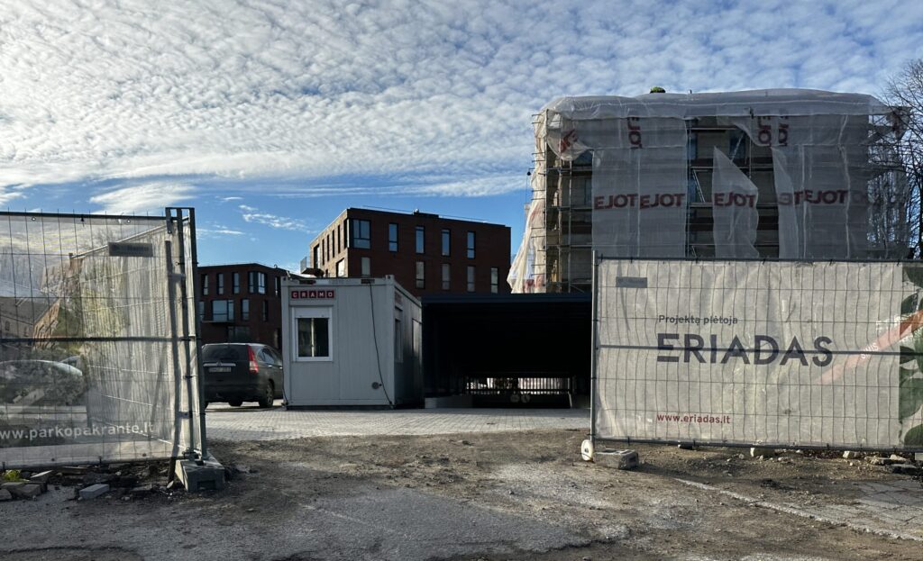 Parko pakrantė (10, 12 namai) (Mokyklos g. 18A) - Daugiabutis - statybų nuotraukos