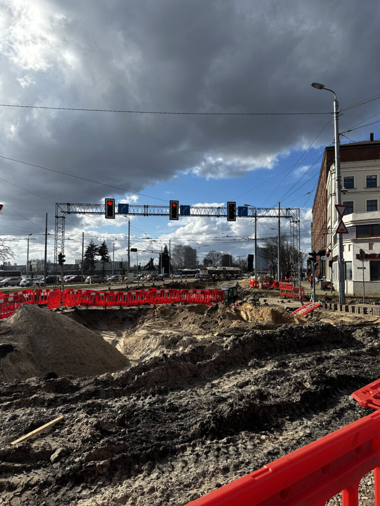 Ģenerāļa Radziņa krastmalas, 13. janvāra ielas un 11. novembra krastmalas krustojuma pārbūve (Ģenerāļa Radziņa krastmala, 13. janvāra iela, 11. novembra krastmala) - Kelias - statybų nuotraukos