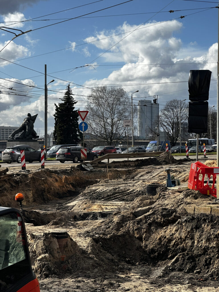 Ģenerāļa Radziņa krastmalas, 13. janvāra ielas un 11. novembra krastmalas krustojuma pārbūve (Ģenerāļa Radziņa krastmala, 13. janvāra iela, 11. novembra krastmala) - Kelias - statybų nuotraukos