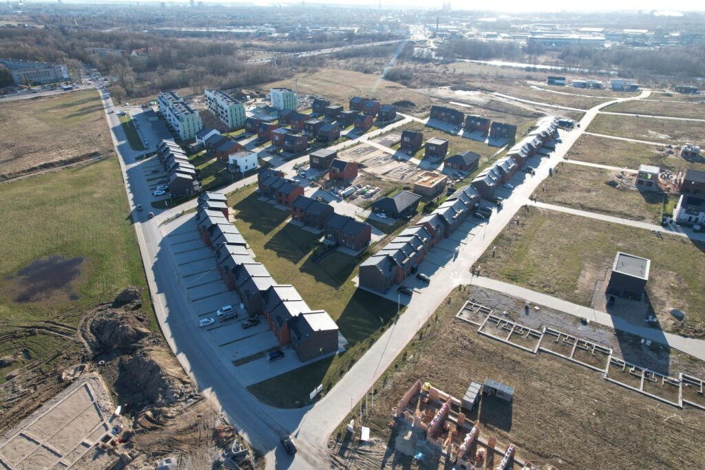 Bachmano Žemė (Vėluvos g. 1, 2, 3, 4 - 47, Eitkūnų g. 6, 6A, 8, 8A - 30, 30A, Tolminkiemio g. 1, 2, 3, 4 - 69) - Privātmāju kopienas, Rindu mājas - būvdarbu attēli