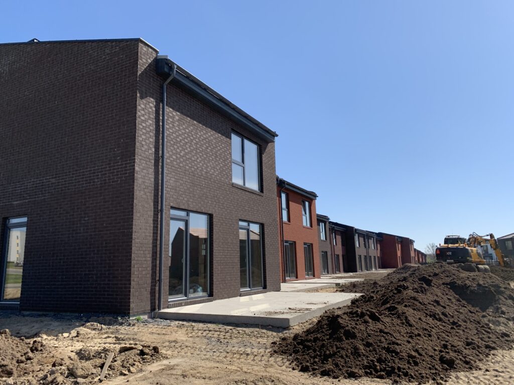 Bachmano Žemė (Vėluvos g. 1, 2, 3, 4 - 47, Eitkūnų g. 6, 6A, 8, 8A - 30, 30A, Tolminkiemio g. 1, 2, 3, 4 - 69) - Privātmāju kopienas, Rindu mājas - būvdarbu attēli