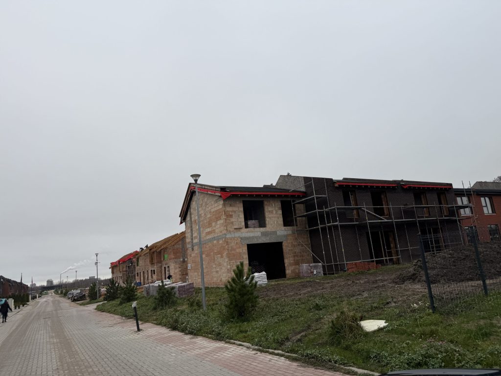 Bachmano Žemė (Vėluvos g. 1, 2, 3, 4 - 47, Eitkūnų g. 6, 6A, 8, 8A - 30, 30A, Tolminkiemio g. 1, 2, 3, 4 - 69) - Privātmāju kopienas, Rindu mājas - būvdarbu attēli