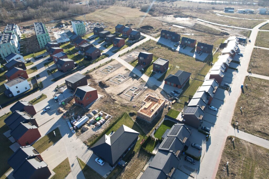 Bachmano Žemė (Vėluvos g. 1, 2, 3, 4 - 47, Eitkūnų g. 6, 6A, 8, 8A - 30, 30A, Tolminkiemio g. 1, 2, 3, 4 - 69) - Privātmāju kopienas, Rindu mājas - būvdarbu attēli