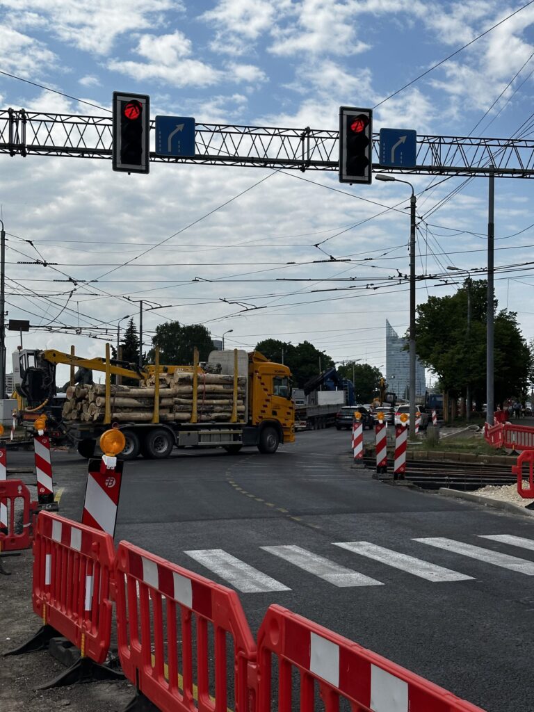 Ģenerāļa Radziņa krastmalas, 13. janvāra ielas un 11. novembra krastmalas krustojuma pārbūve (Ģenerāļa Radziņa krastmala, 13. janvāra iela, 11. novembra krastmala) - Kelias - statybų nuotraukos