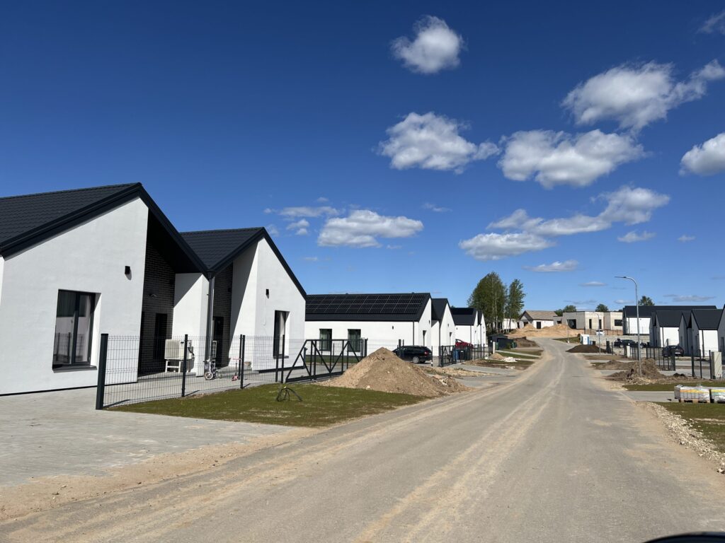 Pašilės namai (Pašilės g. 1, 3, 22, 22A, 22B, 24, 24A, 24B, 26, 26A, 26B. 28, 30, 32, 34, 38, 40, Geležių k., Zujūnų sen.) - Eramajade rajoon - ehituse fotod