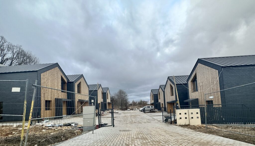 Pušų panorama 1 etapas (Kazio Bizausko g. 53, 55, Stasio Šilingo g. 92, 94, 96, 98, 100, 102) - Row housing - construction photos