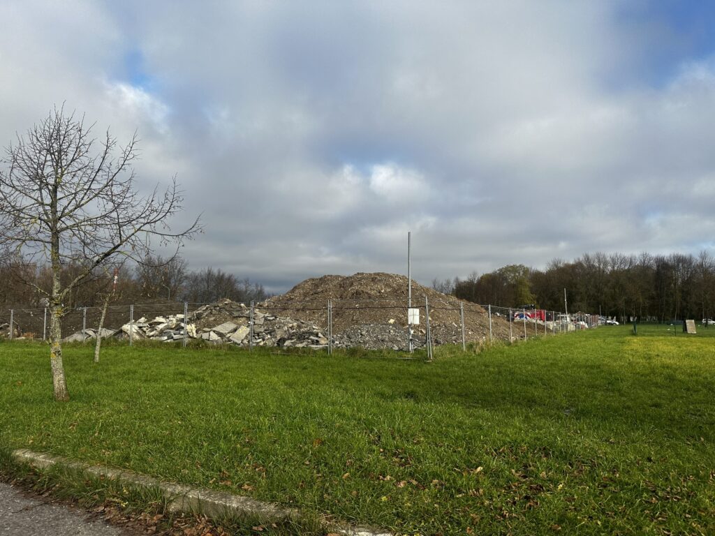 Dengtas futbolo maniežas (Baltijos pr. 51) - Sports arena - construction photos