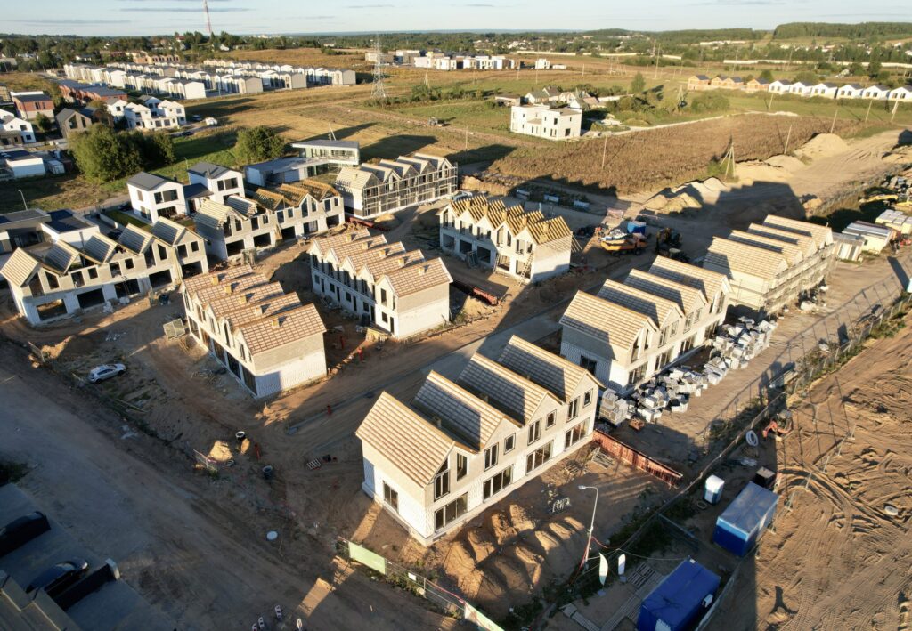 Sveiki! Kalnėnuose (Lyvių g. 53) - Sublokuoti namai - statybų nuotraukos