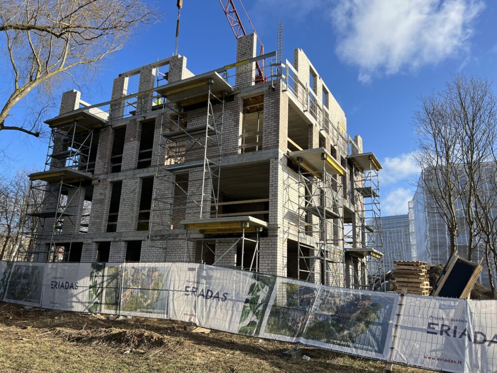 Parko pakrantė (10, 12 namai) (Mokyklos g. 18A) - Daugiabutis - statybų nuotraukos