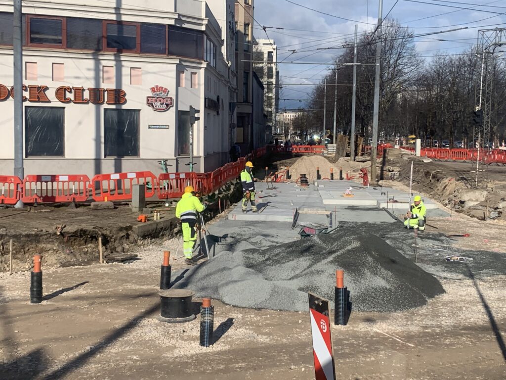 Ģenerāļa Radziņa krastmalas, 13. janvāra ielas un 11. novembra krastmalas krustojuma pārbūve (Ģenerāļa Radziņa krastmala, 13. janvāra iela, 11. novembra krastmala) - Kelias - statybų nuotraukos