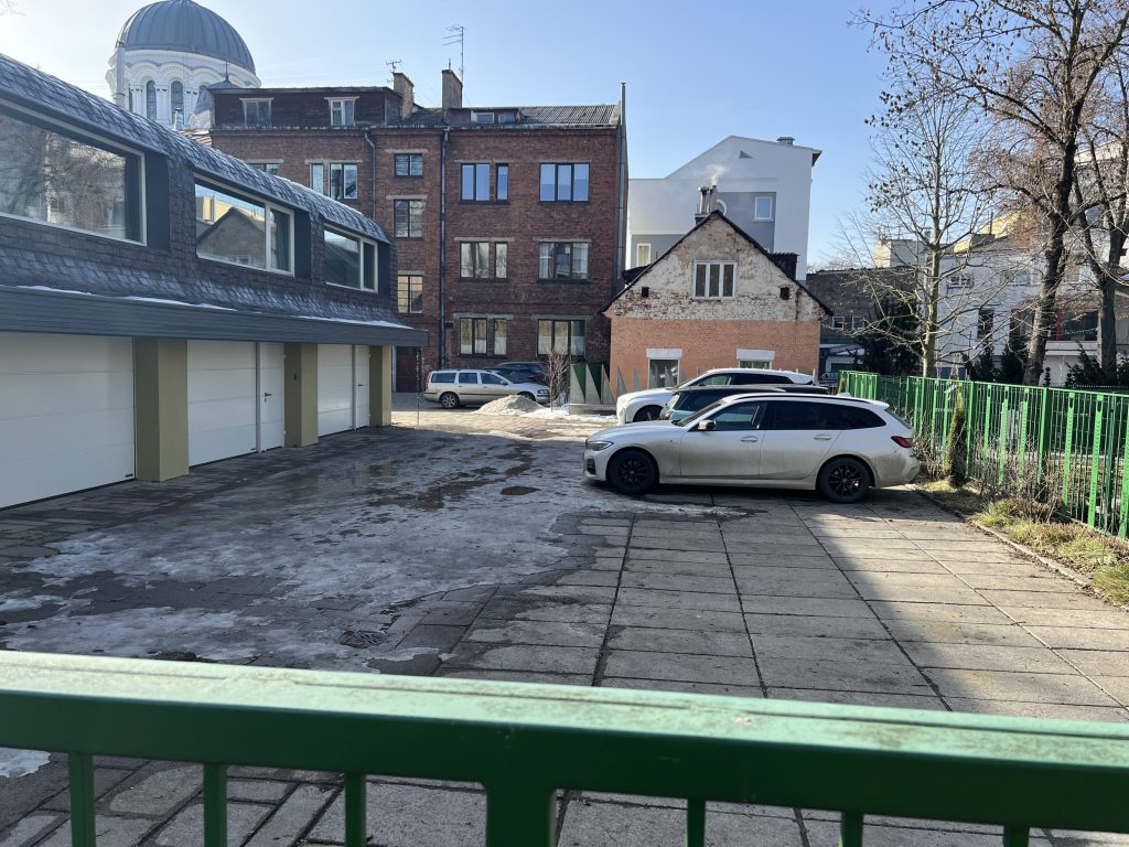Kiemas Laisvės al. 28 (Laisvės al. 28) - Parkimishoone - ehituse fotod