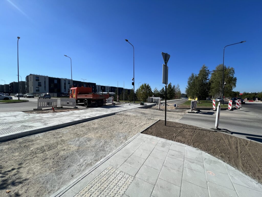 Pilaitės pr. ir Elbingo g. sankryža (Pilaitės pr.) - Jalgrattatee, Tänav - ehituse fotod