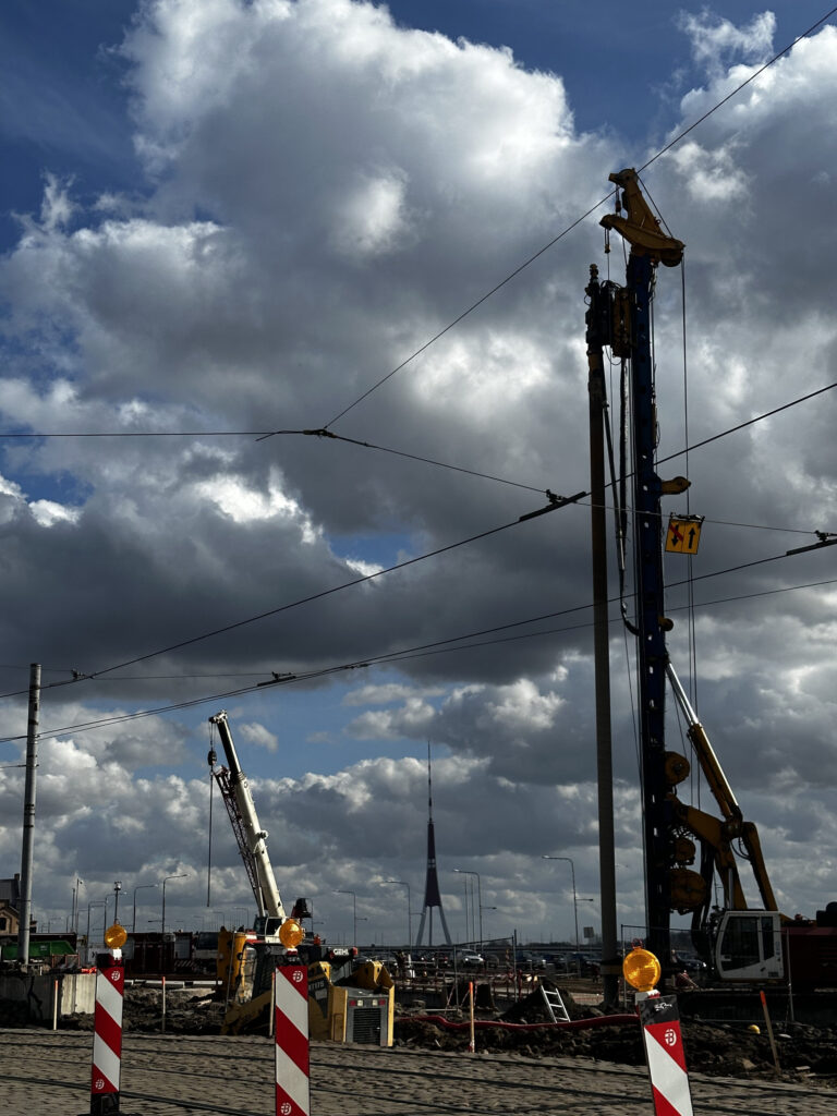 Ģenerāļa Radziņa krastmalas, 13. janvāra ielas un 11. novembra krastmalas krustojuma pārbūve (Ģenerāļa Radziņa krastmala, 13. janvāra iela, 11. novembra krastmala) - Kelias - statybų nuotraukos