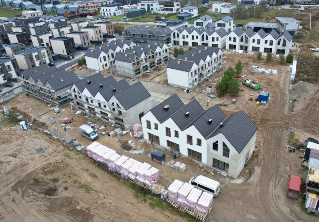 Sveiki! Kalnėnuose (Lyvių g. 53) - Sublokuoti namai - statybų nuotraukos