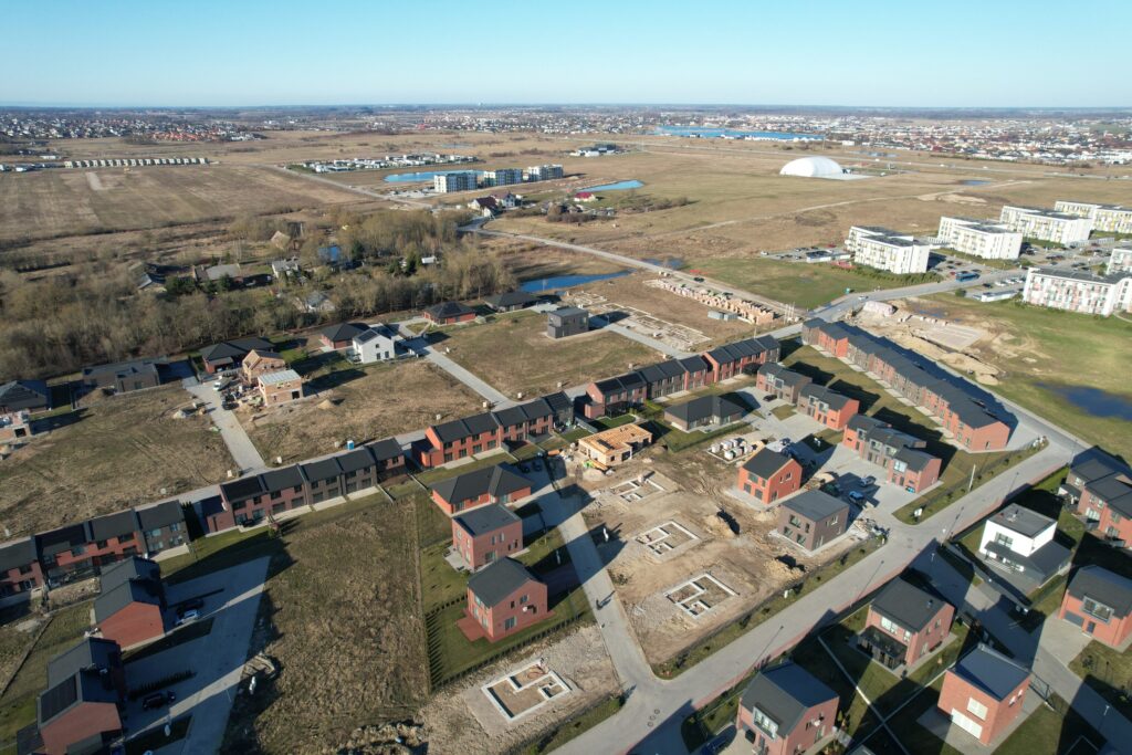 Bachmano Žemė (Vėluvos g. 1, 2, 3, 4 - 47, Eitkūnų g. 6, 6A, 8, 8A - 30, 30A, Tolminkiemio g. 1, 2, 3, 4 - 69) - Privātmāju kopienas, Rindu mājas - būvdarbu attēli