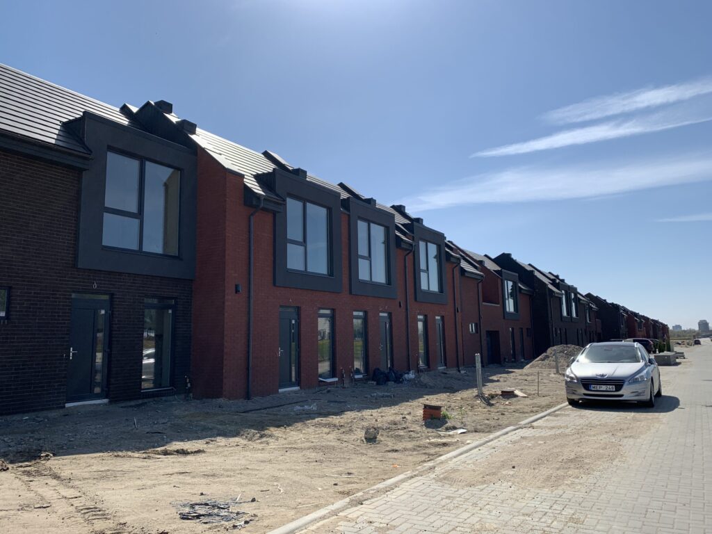 Bachmano Žemė (Vėluvos g. 1, 2, 3, 4 - 47, Eitkūnų g. 6, 6A, 8, 8A - 30, 30A, Tolminkiemio g. 1, 2, 3, 4 - 69) - Privātmāju kopienas, Rindu mājas - būvdarbu attēli