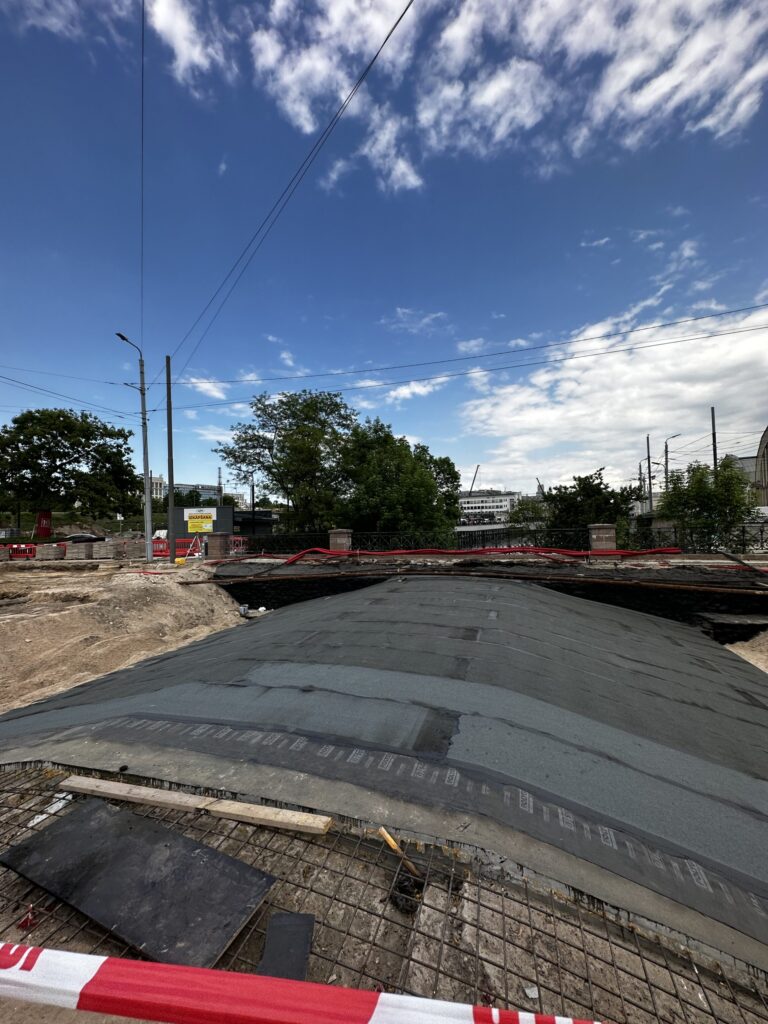 Ģenerāļa Radziņa krastmalas, 13. janvāra ielas un 11. novembra krastmalas krustojuma pārbūve (Ģenerāļa Radziņa krastmala, 13. janvāra iela, 11. novembra krastmala) - Kelias - statybų nuotraukos