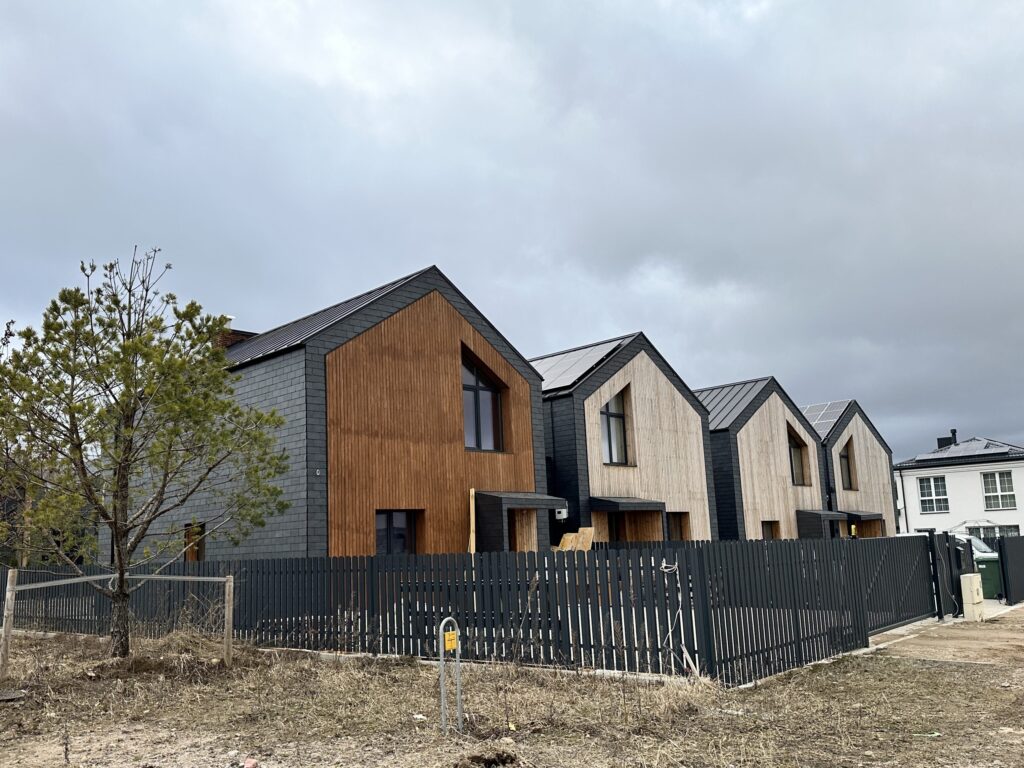 Pušų panorama 1 etapas (Kazio Bizausko g. 53, 55, Stasio Šilingo g. 92, 94, 96, 98, 100, 102) - Row housing - construction photos