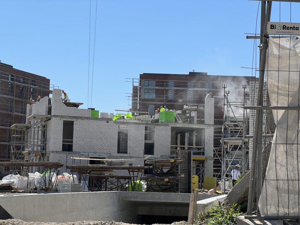 Parko pakrantė (10, 12 namai) (Mokyklos g. 18A) - Daugiabutis - statybų nuotraukos