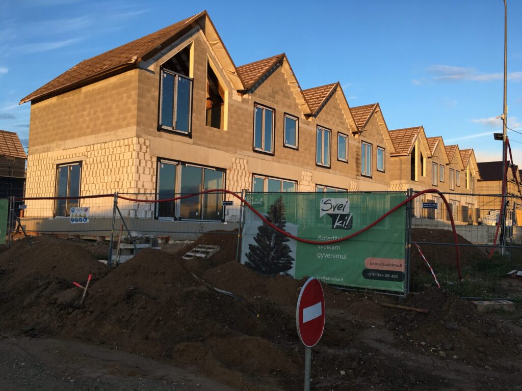 Sveiki! Kalnėnuose (Lyvių g. 53) - Sublokuoti namai - statybų nuotraukos