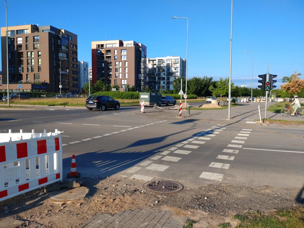 Pilaitės pr. atkarpa nuo Įsruties g. iki Papilėnų g. (Pilaitės pr.) - Velosipēdu ceļš, Iela - būvdarbu attēli