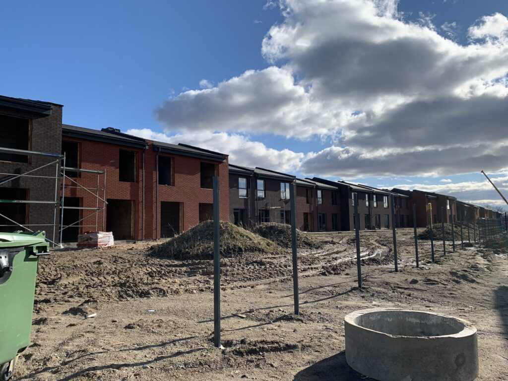 Bachmano Žemė (Vėluvos g. 1, 2, 3, 4 - 47, Eitkūnų g. 6, 6A, 8, 8A - 30, 30A, Tolminkiemio g. 1, 2, 3, 4 - 69) - Privātmāju kopienas, Rindu mājas - būvdarbu attēli