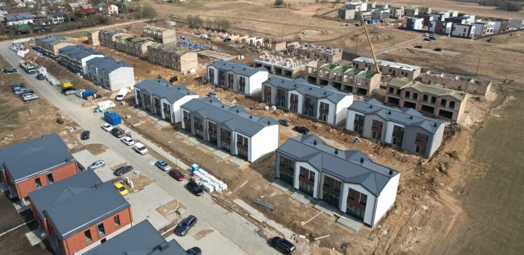 Kotedžai Kalnėnuose (Savičiūnų g.) 1 etapas (Savičiūnų g. 35G, Savičiūnų g. 35H) - Row housing - construction photos