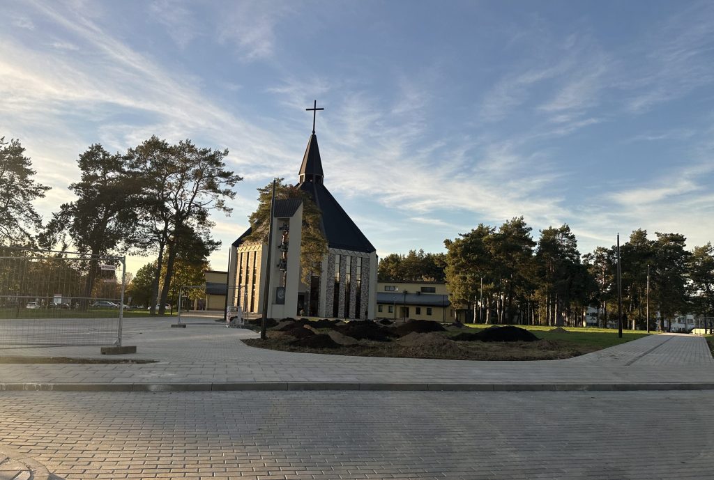 Grigiškių šv. Dvasios bažnyčios teritorija (Kovo 11-osios g.) - Väljak - ehituse fotod
