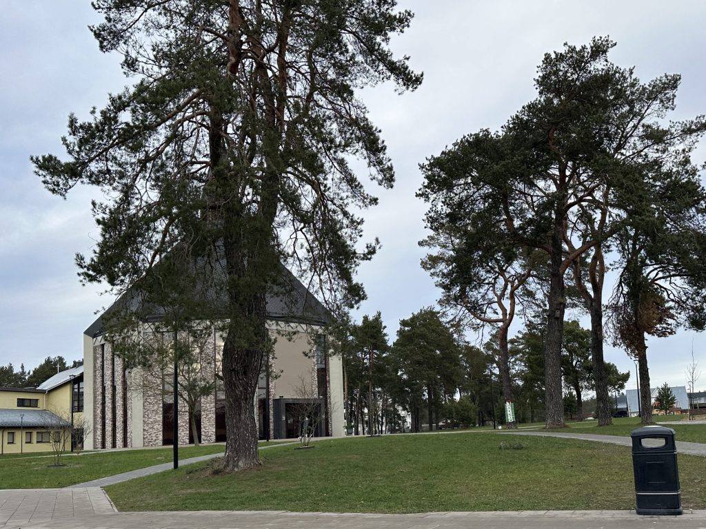 Grigiškių šv. Dvasios bažnyčios teritorija (Kovo 11-osios g.) - Väljak - ehituse fotod