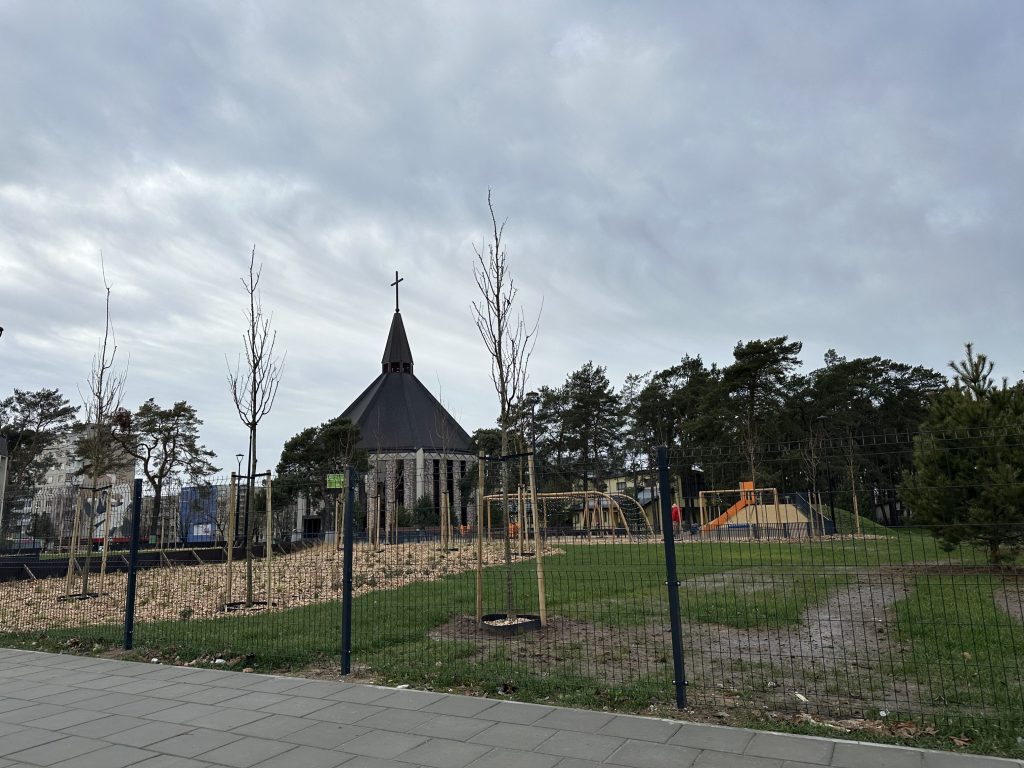 Grigiškių šv. Dvasios bažnyčios teritorija (Kovo 11-osios g.) - Väljak - ehituse fotod