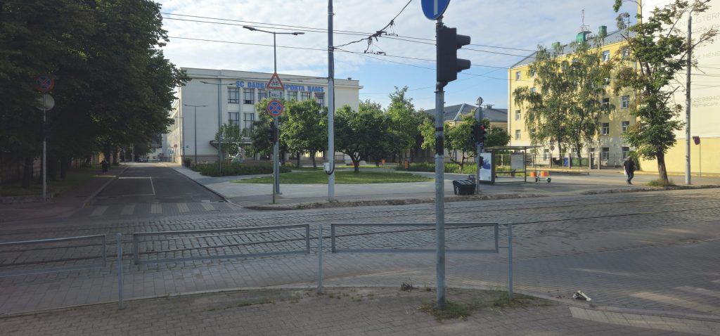 Sporta nama "Daugava" priekšlaukums (Krišjāņa Barona iela 107) - Park - visualization