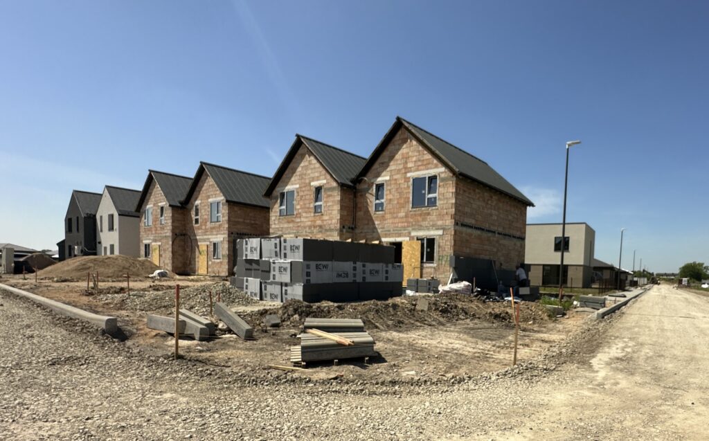 Karininkų namai (Savanorių g. 13,15,19,23,27,31,35,39,43,47,49,51, Narsiečiai) - Private house community, Row housing - construction photos