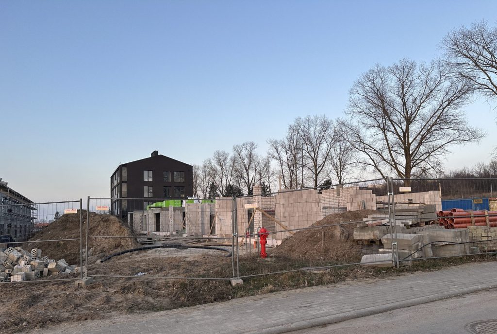 Medeinos g. namai (Medeinos g. 1) - Sublokuoti namai - statybų nuotraukos