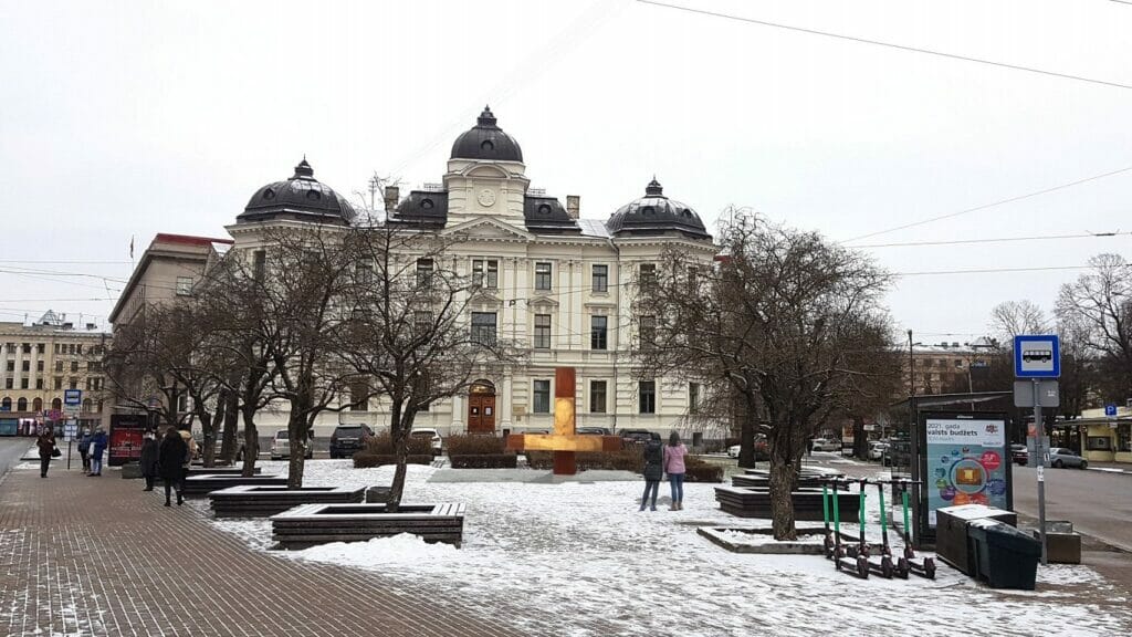Piemineklis Gunāram Astram (Tērbatas iela 2a) - Square - visualization
