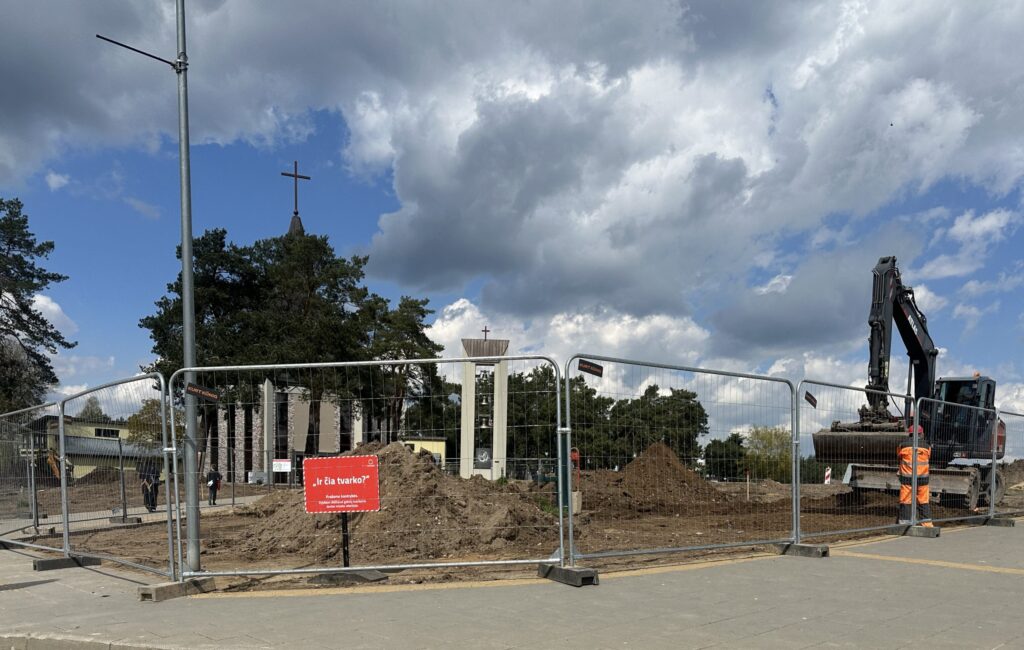Grigiškių šv. Dvasios bažnyčios teritorija (Kovo 11-osios g.) - Väljak - ehituse fotod
