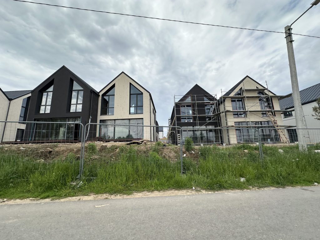 Pavilnio svajos 1 etapas (Žemoji g. 108, 110) - Row housing - construction photos