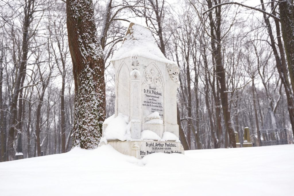Lielo kapu vērtību saglabāšana un teritorijas infrastruktūras attīstība (Klusā iela 2) - Matuseteenused, Park - ehituse fotod