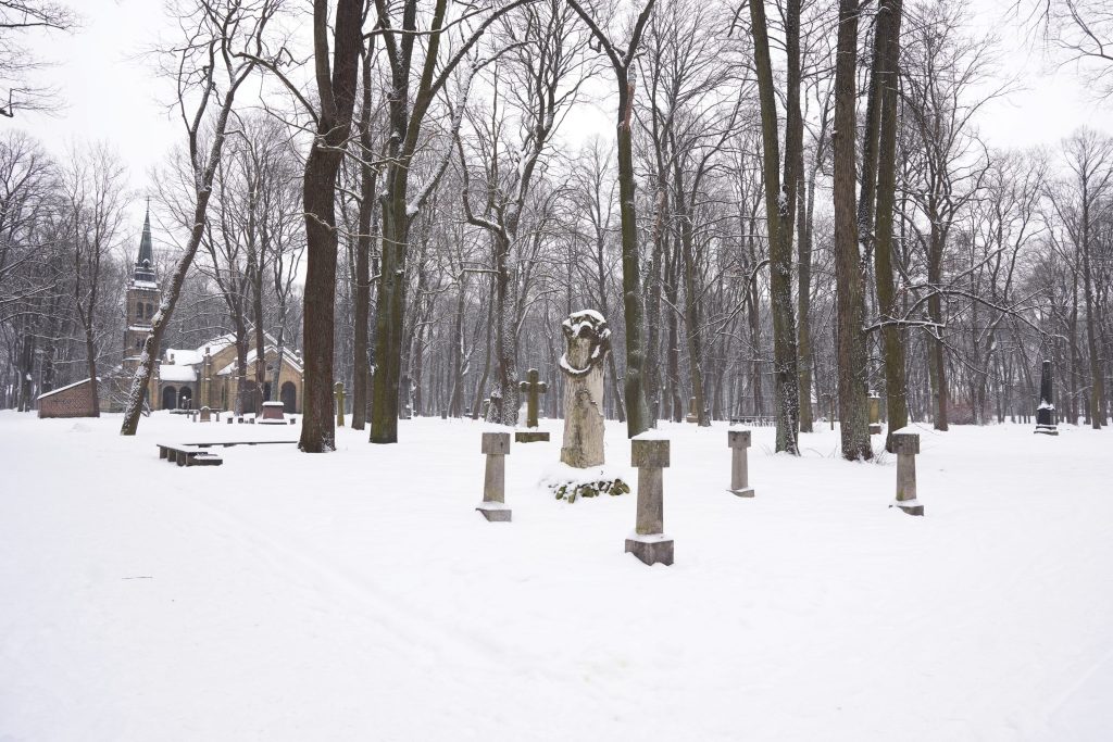 Lielo kapu vērtību saglabāšana un teritorijas infrastruktūras attīstība (Klusā iela 2) - Matuseteenused, Park - ehituse fotod