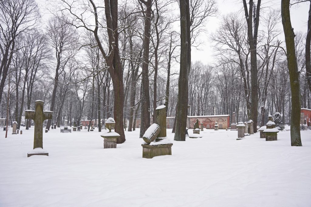 Lielo kapu vērtību saglabāšana un teritorijas infrastruktūras attīstība (Klusā iela 2) - Matuseteenused, Park - ehituse fotod