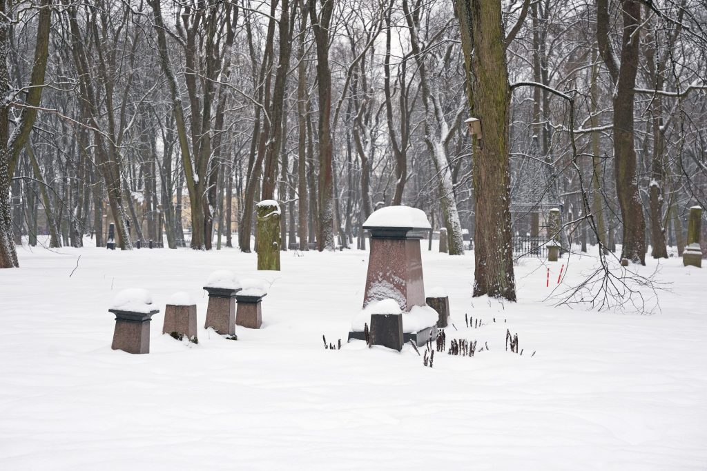 Lielo kapu vērtību saglabāšana un teritorijas infrastruktūras attīstība (Klusā iela 2) - Matuseteenused, Park - ehituse fotod
