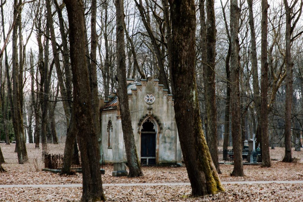 Lielo kapu vērtību saglabāšana un teritorijas infrastruktūras attīstība (Klusā iela 2) - Matuseteenused, Park - ehituse fotod