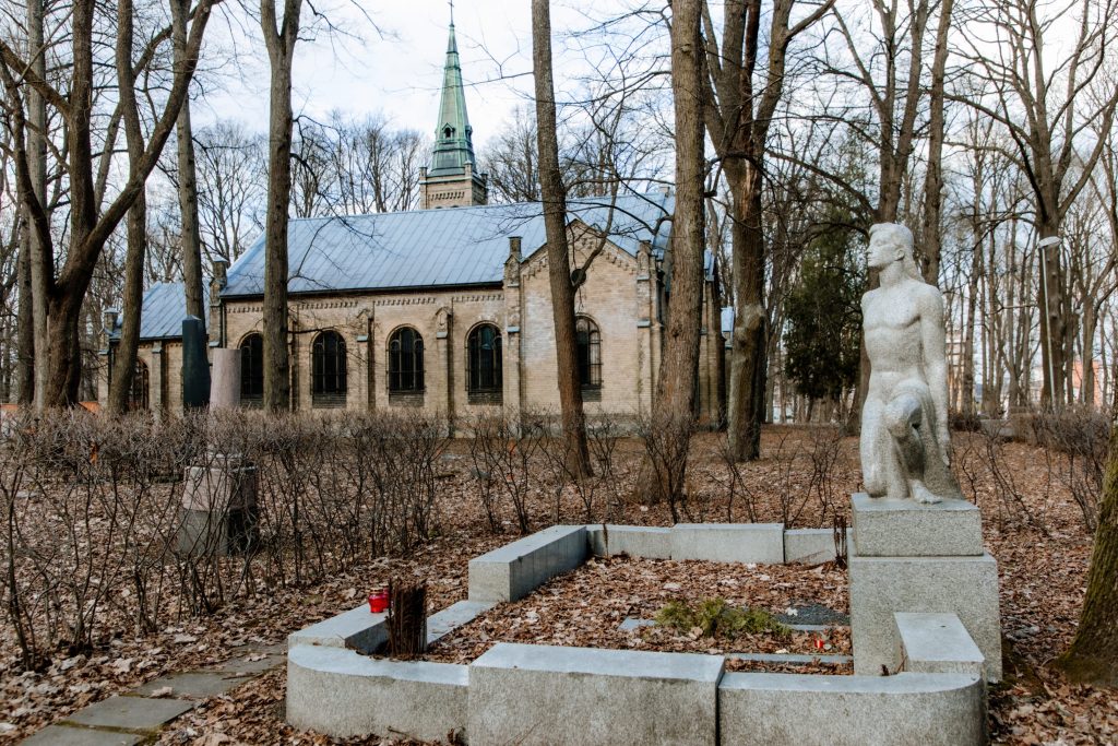 Lielo kapu vērtību saglabāšana un teritorijas infrastruktūras attīstība (Klusā iela 2) - Matuseteenused, Park - ehituse fotod