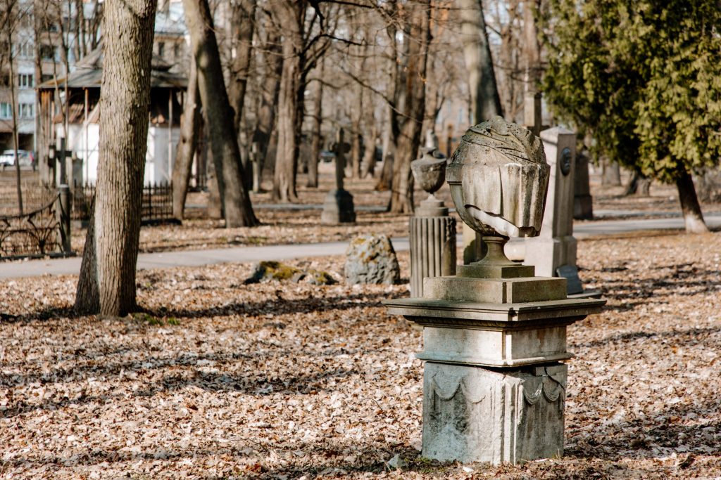 Lielo kapu vērtību saglabāšana un teritorijas infrastruktūras attīstība (Klusā iela 2) - Matuseteenused, Park - ehituse fotod