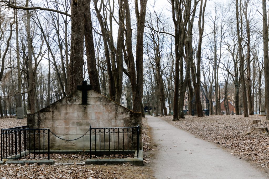 Lielo kapu vērtību saglabāšana un teritorijas infrastruktūras attīstība (Klusā iela 2) - Matuseteenused, Park - ehituse fotod