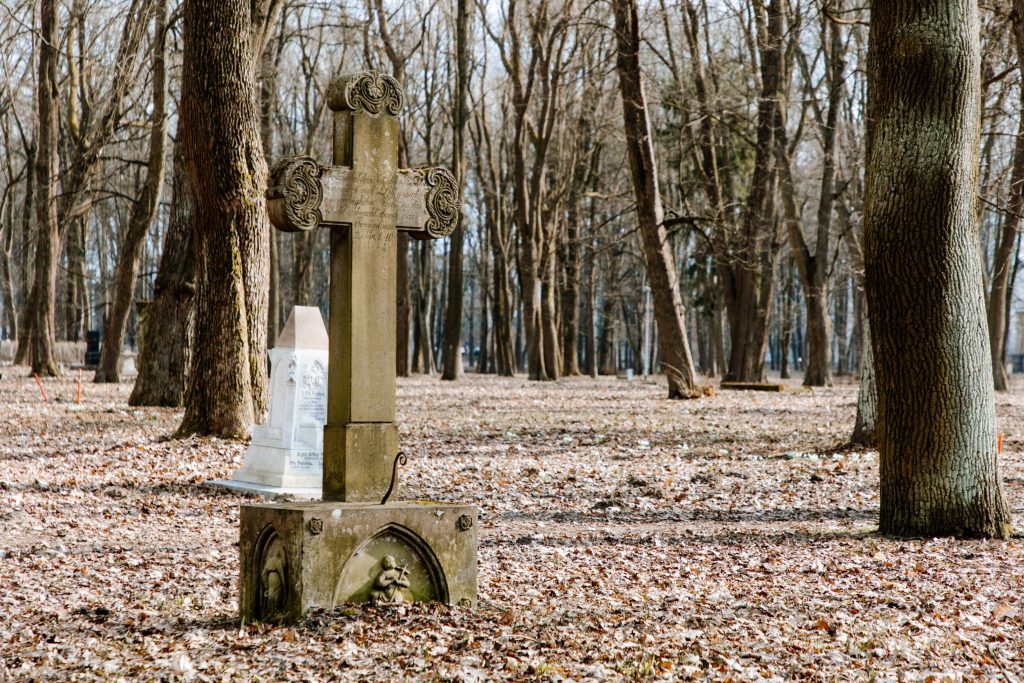 Lielo kapu vērtību saglabāšana un teritorijas infrastruktūras attīstība (Klusā iela 2) - Matuseteenused, Park - ehituse fotod