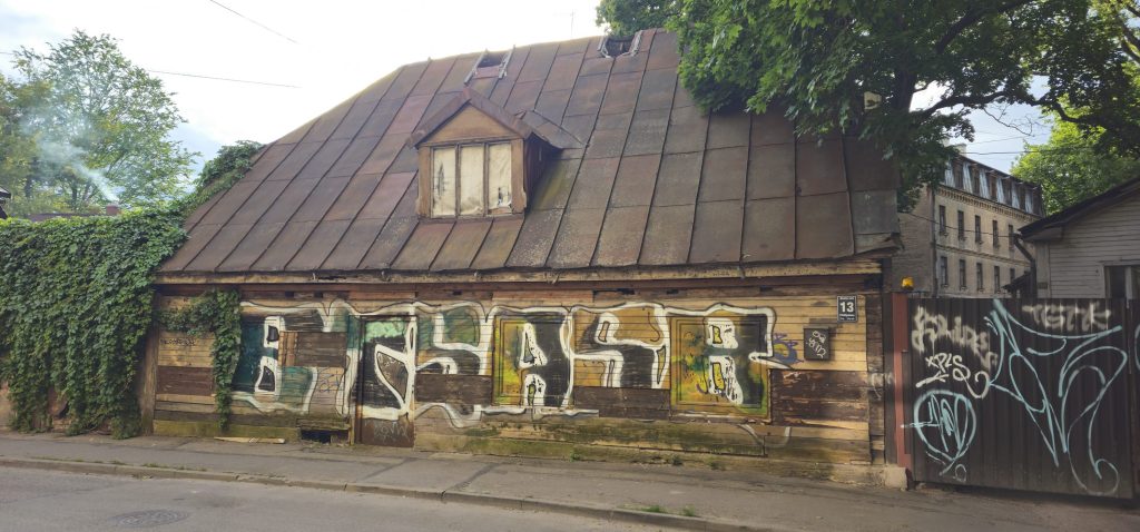 Ādmiņu ielā 13 - 1. ēka (Ādmiņu ielā 13) - Korterelamu - ehituse fotod