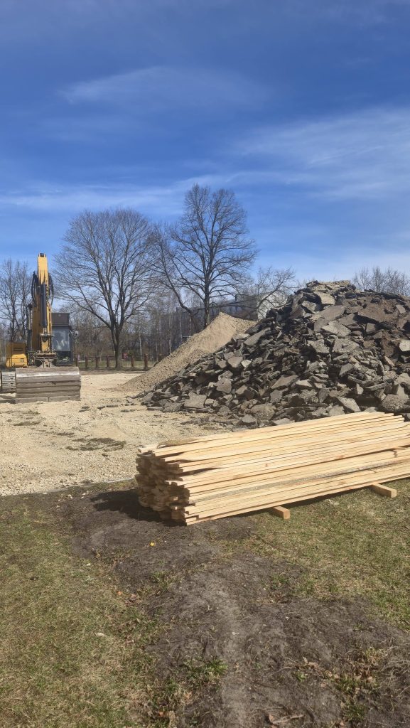 Āra sporta infrastruktūras izveide Rīgas 45. vidusskolas lietojumā esošajā teritorijā Ropažu ielā 34 (Ropažu iela 34) - Sporto aikštynas ar kortai - statybų nuotraukos